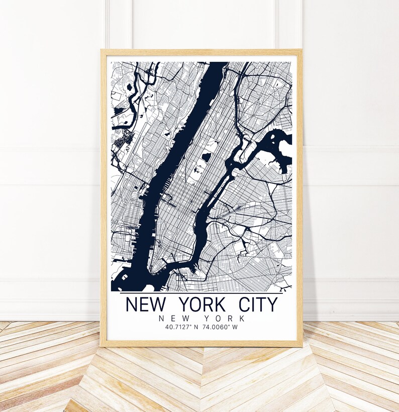以下が含まれることがあります： ニューヨーク市の白黒地図。地図の下に「NEW YORK CITY」と「NEW YORK」の文字が青色で書かれている。また、地図の下に「40.7127&deg; N 74.0060&deg; W」の座標も青色で書かれている。