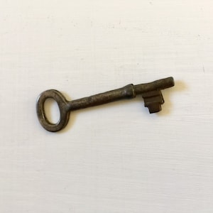 Antique Skeleton Key with Solid Barrel, Steam Punk Necklace Charm
