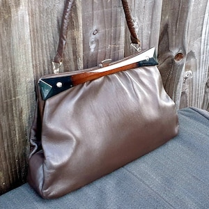 brown leather top handle clutch bag. Authentic 40s / 50s soft leather with polished wood and kisslock clasp, Rockabilly purse