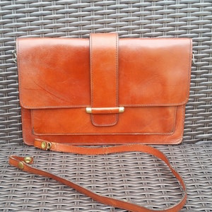 Bolso de mano de cuero de los años 80 que se convierte en bolso de hombro, bolso vintage de cuero marrón grueso.