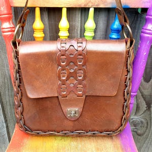 Bolso de hombro tipo cartera de cuero marrón grueso, bolso de mensajero de los años 80/90, bolso de hombro de cuero con herramientas de estilo rústico hecho a mano vintage, regalo para todos