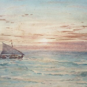 Puede incluir: Una pintura de acuarela de un velero en un mar tranquilo al atardecer. El cielo es de un rosa y naranja suave, con nubes tenues. El velero es de color gris oscuro, con una vela blanca. El agua es de un azul claro, con suaves olas.