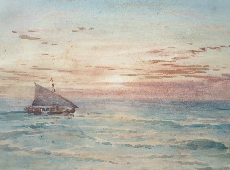 Puede incluir: Una pintura de acuarela de un velero en un mar tranquilo al atardecer. El cielo es de un rosa y naranja suave, con nubes tenues. El velero es de color gris oscuro, con una vela blanca. El agua es de un azul claro, con suaves olas.