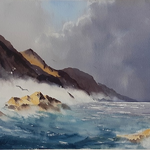 Puede incluir: Pintura a la acuarela de un paisaje costero con montañas, océano y cielo tormentoso. La obra presenta tonos de azul, marrón y blanco, con gaviotas volando sobre las olas. La firma del artista es visible en la esquina inferior izquierda.