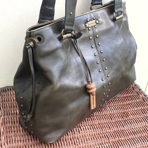 Bolso tipo cartera de piel de calidad Hidesign, bolso de hombro con tachuelas de piel verde turba envejecida, bolso tipo cartera de piel estilo envejecido Radley de Hidesign