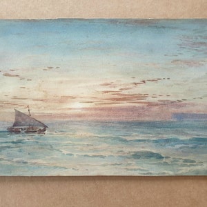 Puede incluir: Una pintura de acuarela de un velero en un mar tranquilo al atardecer. El cielo es de un suave azul y rosa, con nubes tenues. El agua es de un azul verdoso claro, con suaves olas.