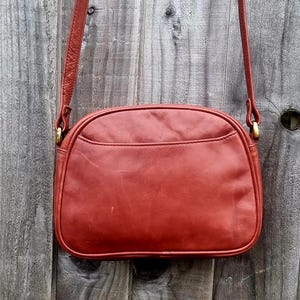 Bolso bandolera de piel marrón castaño de Visconti London, bolso bandolera pequeño marrón burdeos, bolso de piel original de Visconti.