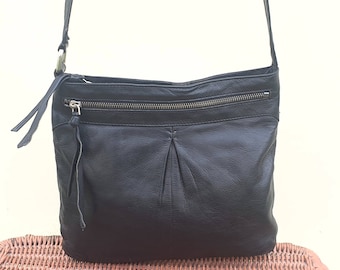 weiche schwarze Leder Cross Body Messenger Bag, schwarze Umhängetasche Männertasche, Geldbeutel aus schwarzem Leder. 90er Jahre Leder Handtasche