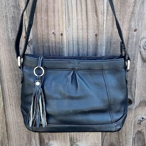Bolso bandolera vintage de piel negra de Osprey, bolso bandolera de piel negra de Osprey, bolso de piel negra con borla