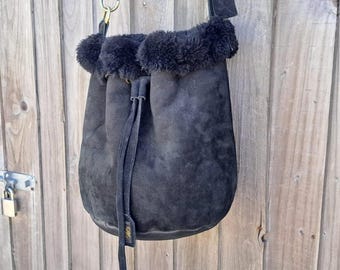 Bolso bandolera tipo mensajero de ante negro y piel de oveja, bolso de hombro grande tipo cubo con la inscripción "Love from Australia".