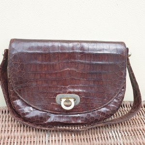 Bolsa vintage de couro marrom com estampa de crocodilo, bolsa tipo carteiro com alça superior de couro exótico, anos 40 e 50, bolsa tipo mochila com forro de couro, bolsa de ombro de couro marrom