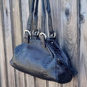 Bolso Hobbs London de piel de serpiente negra, bolso de hombro de piel negra con asa superior y asa corta, bolso de mano Hobbs London.