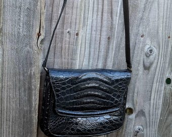 Bolso bandolera de piel negra con relieve de cocodrilo