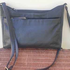Mia Schwarze Leder Umhängetasche, schwarze Leder Schultertasche, Weiche schwarze Leder Alltagstasche, lange Umhängetasche Schulter