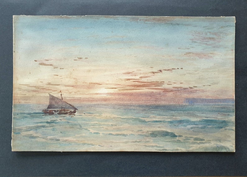 Puede incluir: Una pintura de acuarela de un velero en un mar tranquilo al atardecer. El cielo es de un rosa y naranja suave, con nubes tenues. El agua es de un azul y verde claro, con suaves olas.