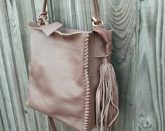 Bolso bandolera Rowallan de piel marrón: Bolso con asa superior y diseño con borla