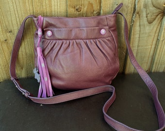 Bolso bandolera de piel morada con detalle de borla de Radley London