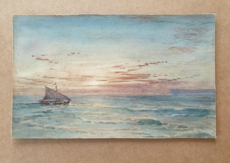 Puede incluir: Una pintura de acuarela de un velero en un mar tranquilo al atardecer. El cielo es de un suave azul y rosa, con nubes tenues. El agua es de un azul verdoso claro, con suaves olas.