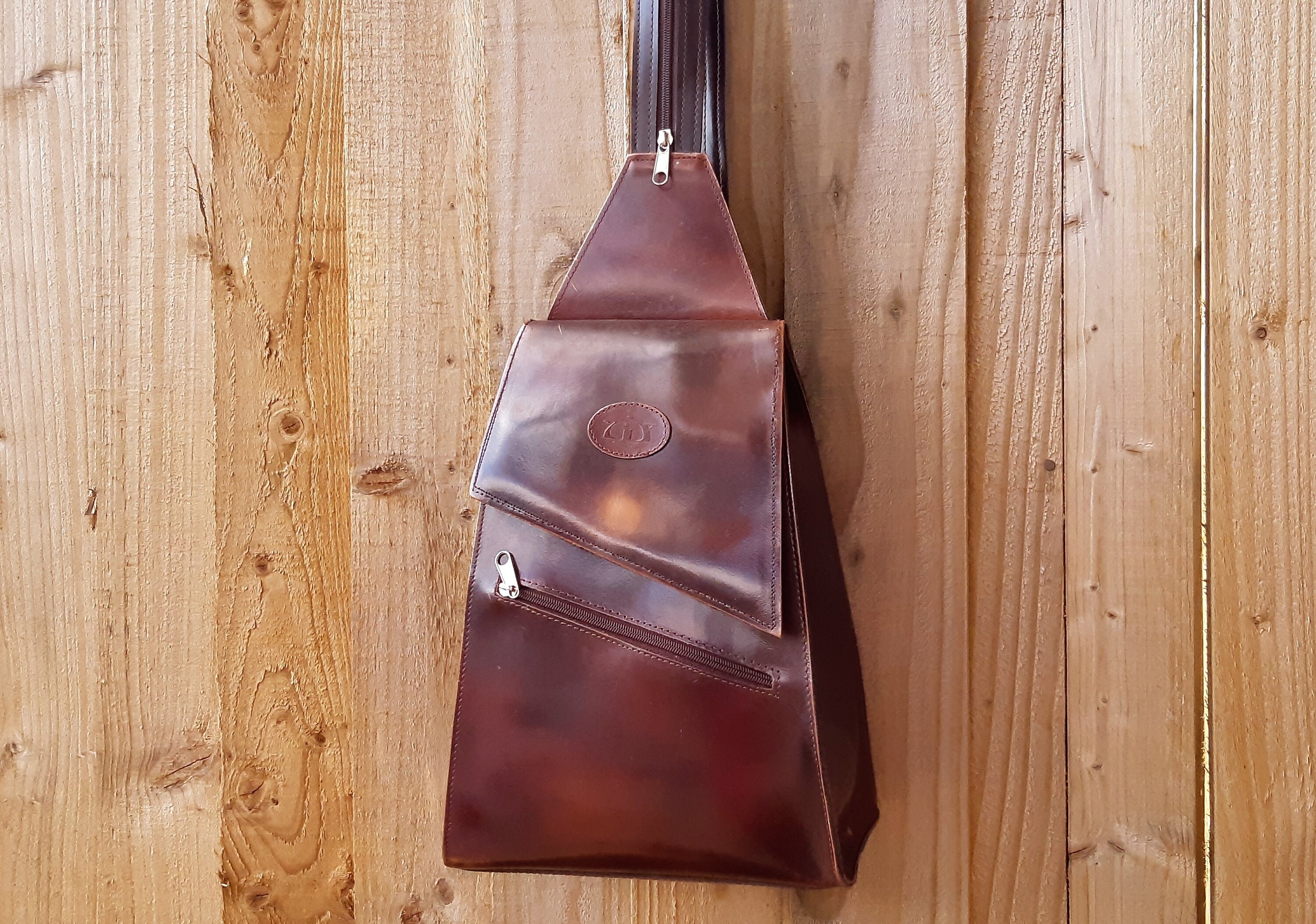 Mochila de una sola correa de cuero marron a dos correas mochila geometrica con correa ajustable de cuero brillante cuerpo cruzado Etsy Mexico
