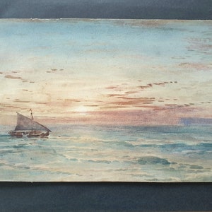 Puede incluir: Una pintura de acuarela de un velero en un mar tranquilo al atardecer. El cielo es de un rosa y naranja suave, con nubes tenues. El agua es de un azul y verde claro, con suaves olas.