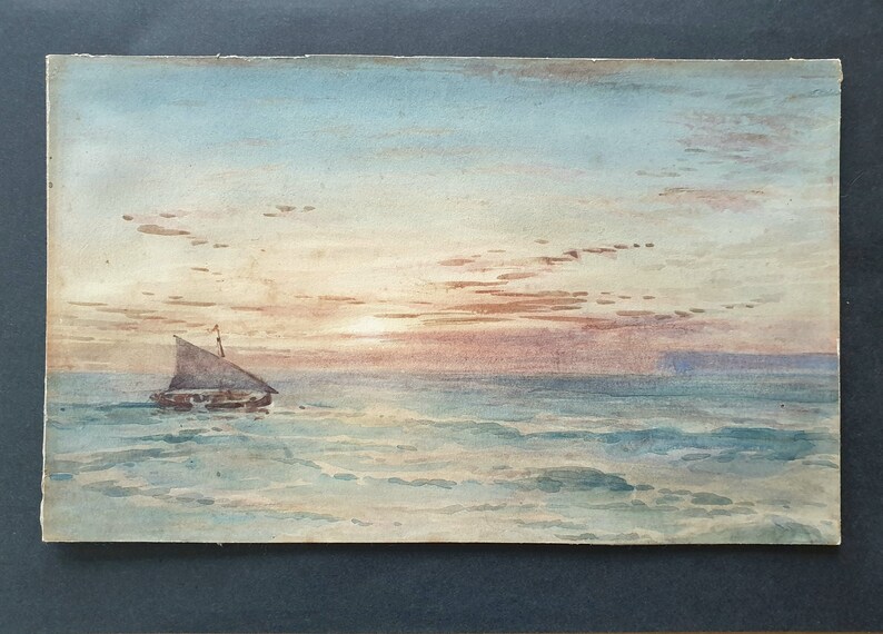 Puede incluir: Una pintura de acuarela de un velero en un mar tranquilo al atardecer. El cielo es de un rosa y naranja suave, con nubes tenues. El agua es de un azul y verde claro, con suaves olas.