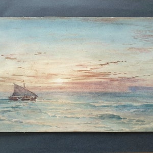 Puede incluir: Una pintura de acuarela de un velero en el oc&eacute;ano al atardecer. El cielo es de un suave azul y rosa, con nubes en la distancia. El agua es de un azul y verde claro, con olas que ruedan suavemente.