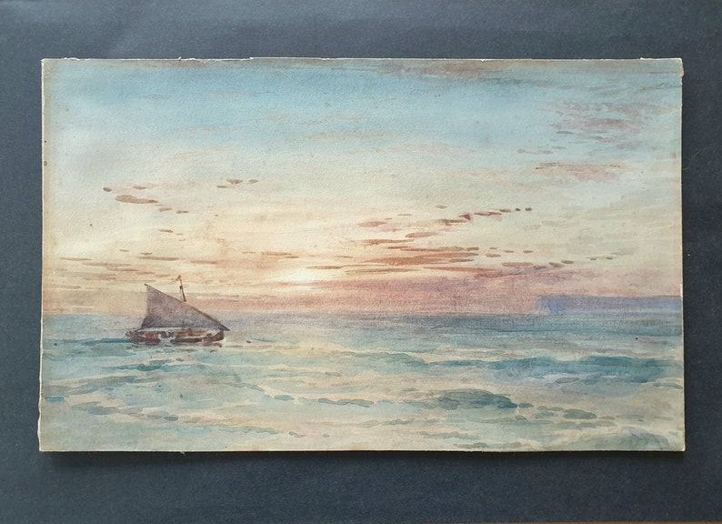 Puede incluir: Una pintura de acuarela de un velero en el oc&eacute;ano al atardecer. El cielo es de un suave azul y rosa, con nubes en la distancia. El agua es de un azul y verde claro, con olas que ruedan suavemente.