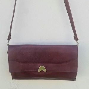sac à bandoulière en cuir rouge bordeaux vintage des années 60/70, pochette convertible en sac à bandoulière, pochette enveloppe, sac en cuir rouge vin vintage