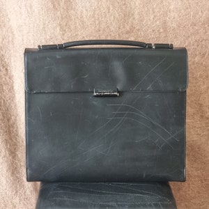 Porte-documents vintage Mandarina Duck en cuir noir. Attache-case avec poignée supérieure. Sac messager porte-documents en cuir noir des années 90