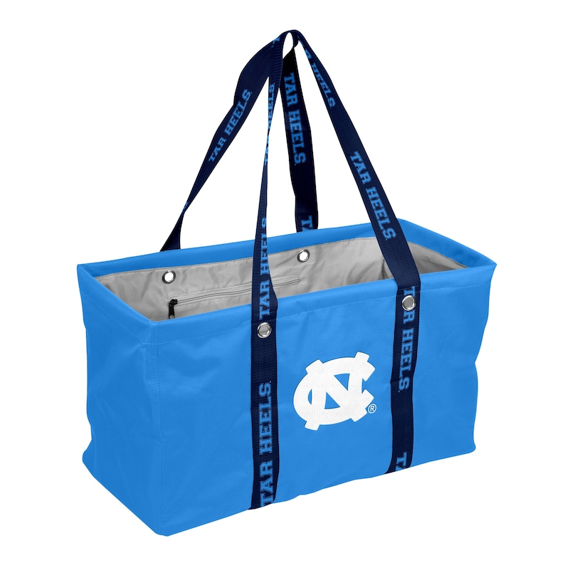 K&ouml;nnte beinhalten: Eine hellblaue rechteckige Tragetasche mit marineblauen Tr&auml;gern. Auf den Tr&auml;gern steht in Wei&szlig; "TAR HEELS". Die Tasche hat ein wei&szlig;es Logo auf der Vorderseite und ein graues Innenfutter. Die Tasche hat eine Rei&szlig;verschlusstasche.