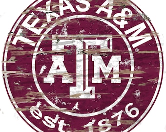 Könnte beinhalten: Ein maroonfarbener Kreis mit einem weißen, abgenutzten Holzrand. Der Text "Texas A&M" ist in einer weißen, abgenutzten Schrift um den Kreis herum geschrieben. Innerhalb des Kreises befindet sich ein weißes, abgenutztes "T" mit "A&M" in weißen, abgenutzten Buchstaben darunter. Der Text "est. 1876" ist in weißen, abgenutzten Buchstaben unterhalb von "A&M" geschrieben.