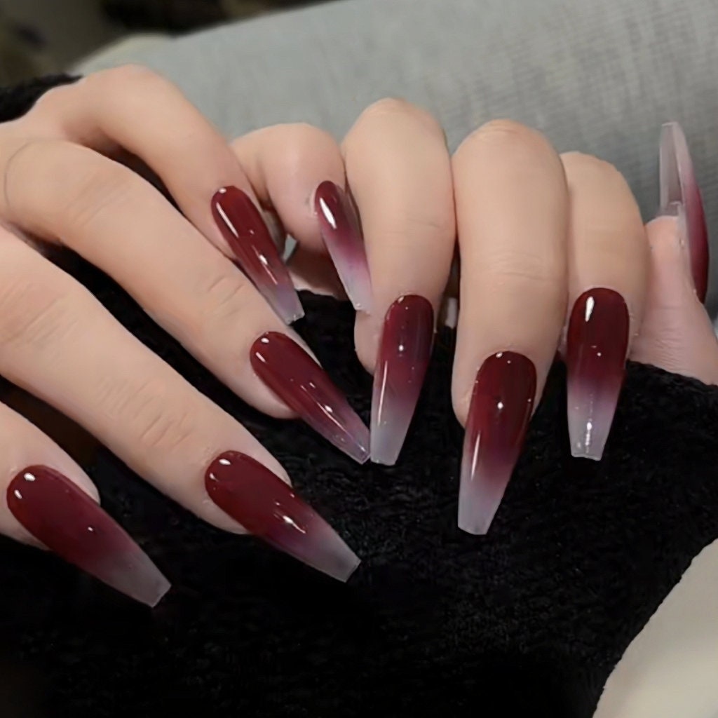 Red ombre nails 💅 : r/AcrylicNails
