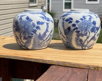 pair of Qing blue and white 19th c jars