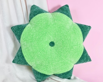 Zielona poduszka w kształcie słońca robiona na szydełku | Miękka, okrągła poduszka z szenili wykonana metodą amigurumi | Do pokoju dziecięcego, pokoju nastolatka lub nastolatka | Prezent dla mamy lub dziewczynki