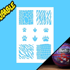 Puede incluir: Una hoja de plantilla blanca con varios diseños, incluyendo estampados de animales, huellas de patas y patrones de piel de cocodrilo. La plantilla es reutilizable y se puede usar para crear diseños personalizados en varias superficies.