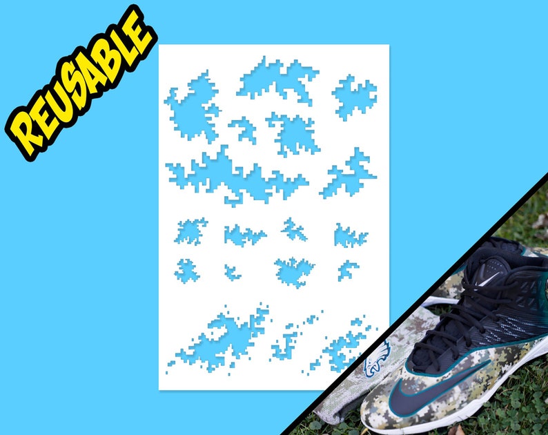 Puede incluir: Una plantilla blanca con un patr&oacute;n de camuflaje digital azul. La plantilla es reutilizable y se puede usar para crear dise&ntilde;os personalizados en zapatos, ropa u otras superficies. La plantilla se muestra junto a un par de zapatillas con un patr&oacute;n de camuflaje similar.
