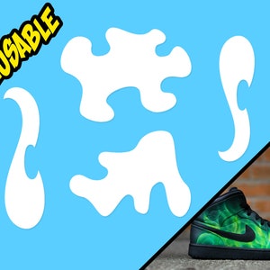 Puede incluir: Conjunto de plantillas reutilizables con cuatro formas diferentes, incluyendo una llama, una hoja y dos formas abstractas. Las plantillas son blancas y se muestran sobre un fondo azul claro. El texto "Reutilizable" está en letras amarillas sobre fondo negro. Una zapatilla negra y verde con un diseño de llama se muestra en la esquina inferior derecha de la imagen.