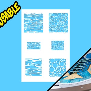 Puede incluir: Una hoja de plantillas reutilizables con dos patrones diferentes: un diseño de agua ondulada y un diseño de burbujas. Las plantillas son blancas y se muestran sobre un fondo azul claro. Una zapatilla azul y amarilla se muestra en la esquina inferior derecha de la imagen.