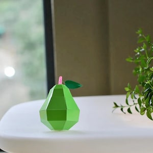Pera Papercraft fai-da-te, frutta Papercraft, giocattolo di carta, decorazione per feste, decorazione nursery, file di taglio a pera, file cameo, modello a pera, pera bassa poli dxf
