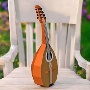 Puede incluir: Una mandolina naranja y marrón descansa sobre una silla de madera blanca. El instrumento tiene un cuerpo redondeado y un mástil largo. El fondo muestra un jardín con flores coloridas y hierba verde.