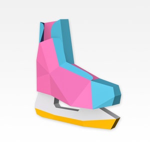 Könnte beinhalten: Ein rosa und blauer Schlittschuh mit einer gelben Klinge. Der Schlittschuh ist aus einem geometrischen Design gefertigt.