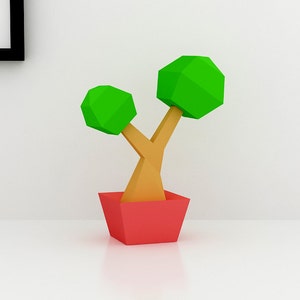 Könnte beinhalten: Eine grüne Pflanze im Low-Poly-Stil mit zwei Ästen in einem roten Topf. Die Pflanze steht auf einer weißen Oberfläche.