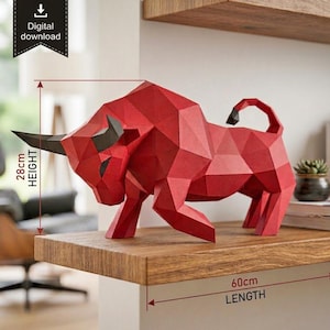 Può includere: Una scultura di toro in carta geometrica rossa con corna nere e punta della coda nera. La scultura presenta un design sfaccettato a basso numero di poligoni. Gli indicatori di misura mostrano un'altezza di 28cm e una lunghezza di 60cm.