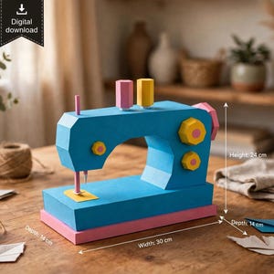 Puede incluir: Un modelo de máquina de coser de papel azul con detalles en rosa y amarillo. El modelo cuenta con una base rosa, una barra de aguja rosa y perillas amarillas. Las dimensiones marcadas son 24 cm de alto, 30 cm de ancho y 14 cm de profundidad.