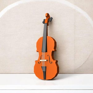 Puede incluir: Un violonchelo de madera naranja con cuerdas negras y una clavija de afinación negra sobre una superficie blanca.
