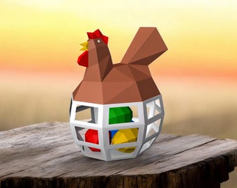 Könnte beinhalten: Ein braunes Papiermaché-Huhn mit rotem Kamm und Schnabel, das einen weißen Drahtkäfig mit bunten Ostereiern hält. Das Huhn sitzt auf einer Holzoberfläche.