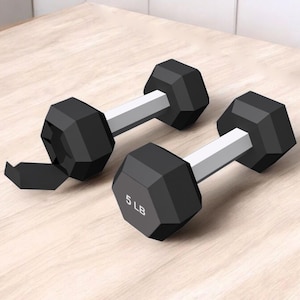 Op de afbeelding: Twee zwarte dumbbells met een zilveren handvat. De dumbbell rechts heeft een wit label met de tekst "5 LB".