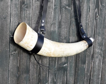 Wikinger Signalhorn Kuh Horn Blashorn aus naturbelassenem rauen Horn 34 cm mit Schulterriemen Nr.24