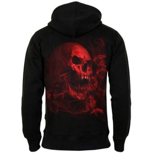 Puede incluir: Sudadera con capucha negra con un gr&aacute;fico de calavera roja en la espalda. La calavera est&aacute; rodeada de llamas y humo rojos.