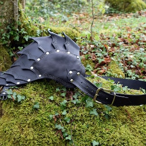 Real leather pauldron in black. Shoulder armor for LARP, cosplay and gothic outfit.